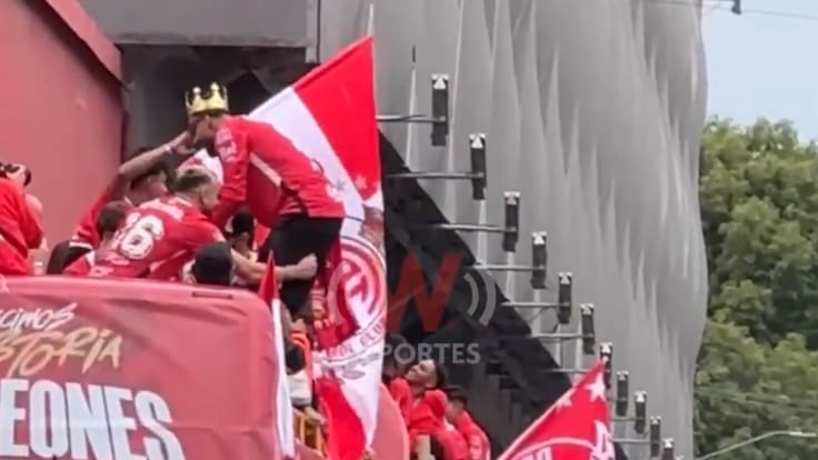 Alexis Vega celebra en estado de ebriedad el titulo de Toluca y volvió a enseñar los glúteos VIDEO