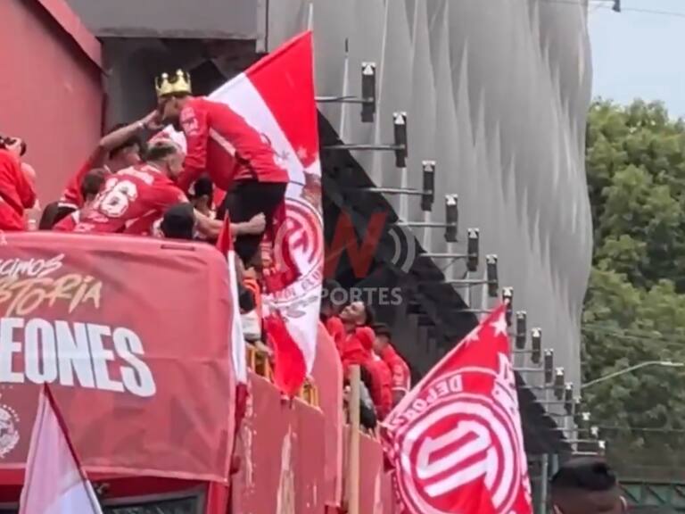 Alexis Vega celebra en estado de ebriedad el titulo de Toluca y volvió a enseñar los glúteos VIDEO