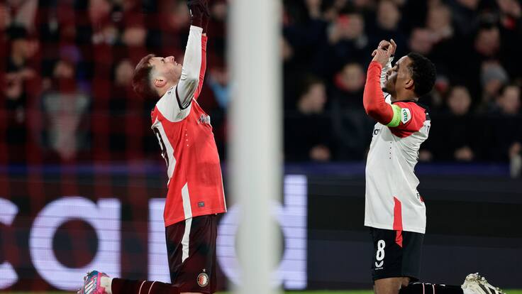 Santi Giménez volvió a meter gol en la Champions, ahora ante el Sparta Praga