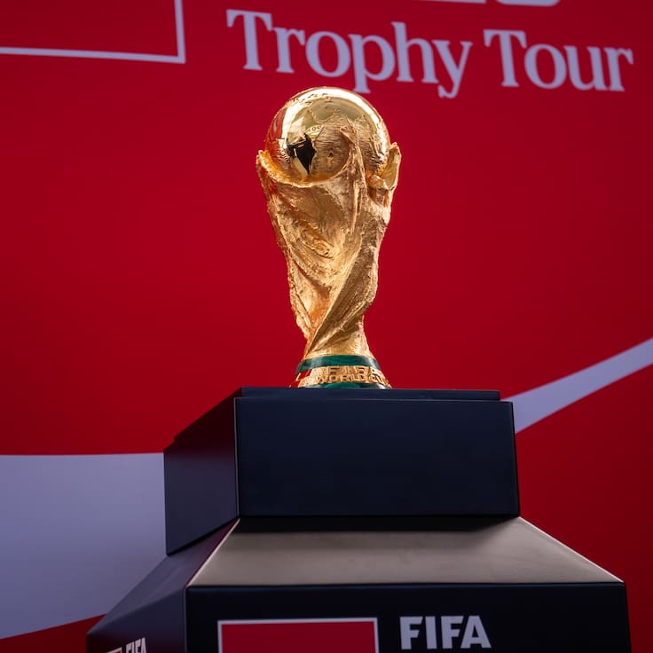 El trofeo del Mundial 2026 aterriza en México: El ícono del fútbol inicia su gira desde el AIFA