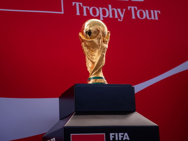 El trofeo del Mundial 2026 aterriza en México: El ícono del fútbol inicia su gira desde el AIFA