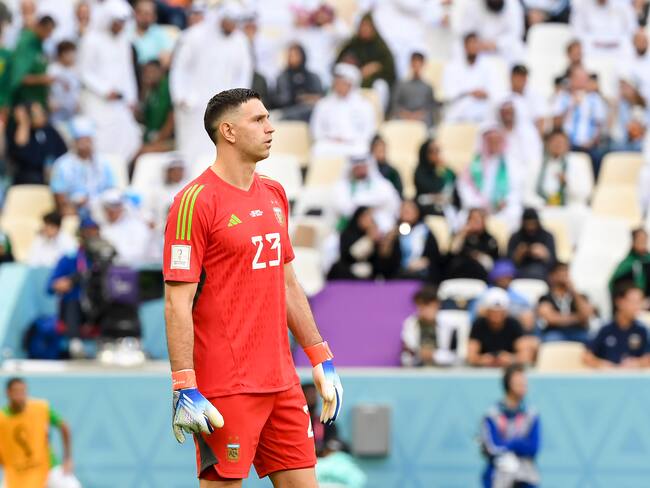 Easy, easy! Aficionados se burlan del “Dibu” Martínez tras la derrota de Argentina