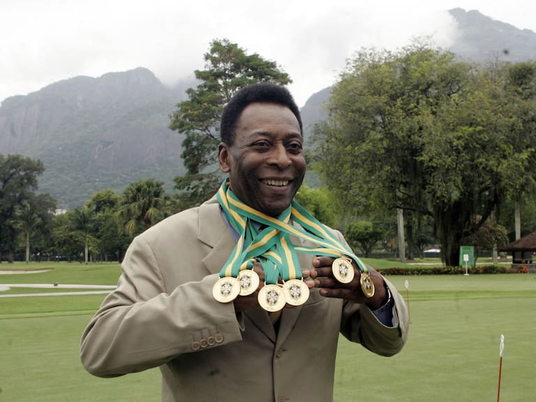 Pelé con sus medallas de Campeón con BRASIL