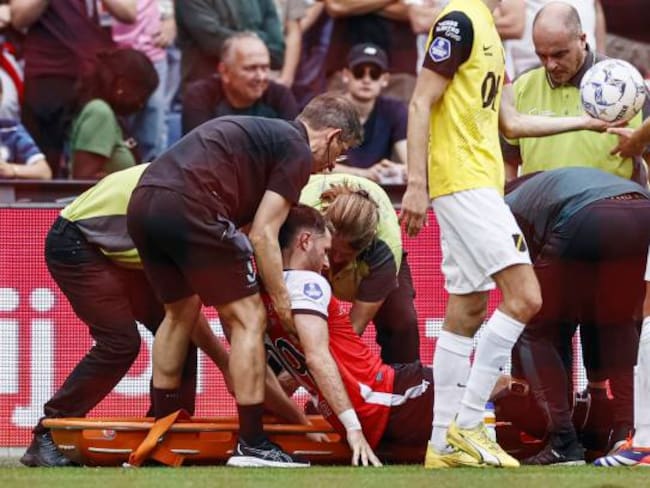 Santiago Giménez enciende las alarmas en el Feyenoord tras salir lesionado