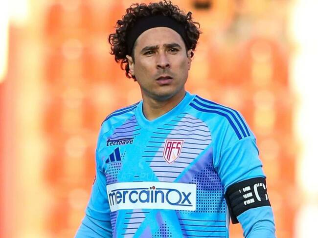 Guillermo Ochoa debutó como capitán y con portería intacta con el AVS