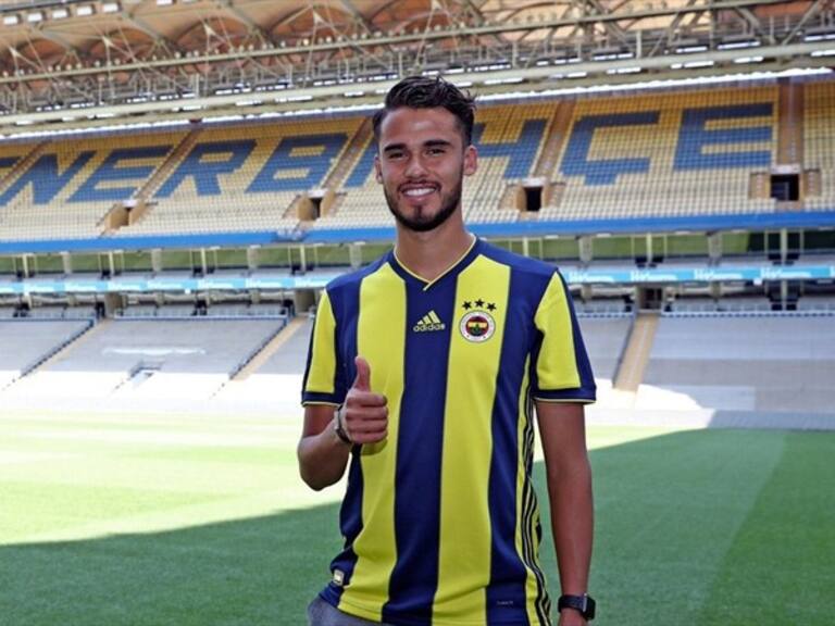 Diego Reyes es presentado con el Fenerbahce. Foto: W Deportes
