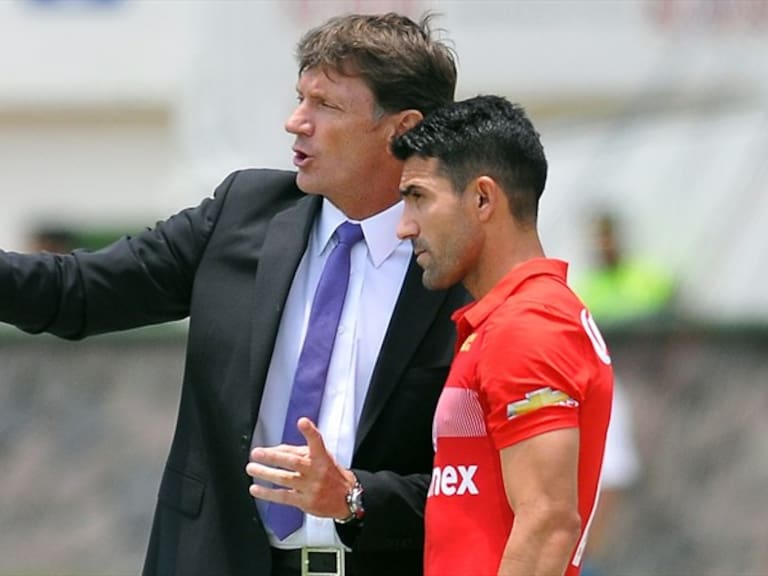 Cristante y Sinha conversan en un partido de Toluca. Foto: Getty Images