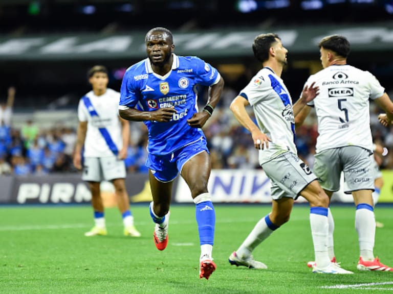 Cruz Azul le da la vuelta a Puebla con gol agónico de Ebere y mantiene el paso perfecto
