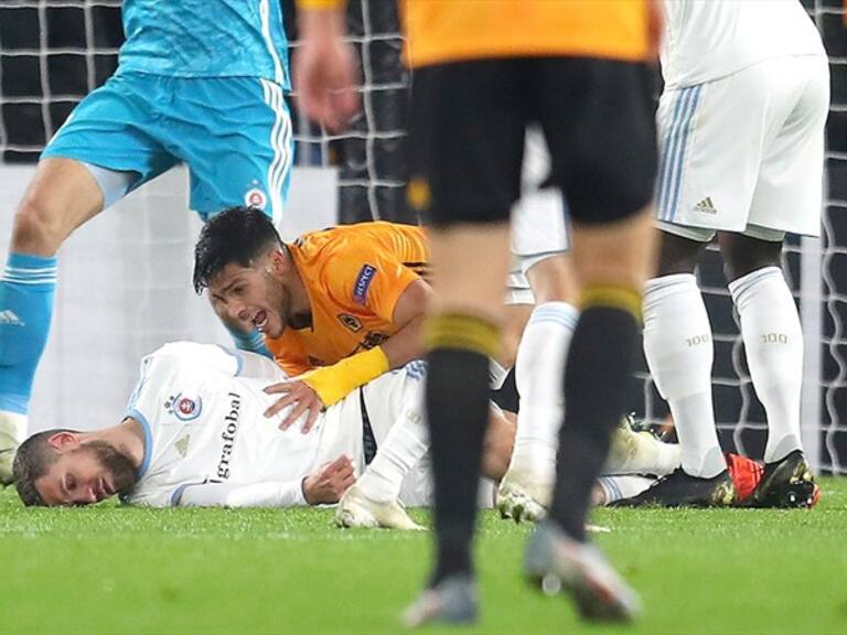 Kenan Bajric fue golpeado por Raúl Jiménez . Foto: Getty Images