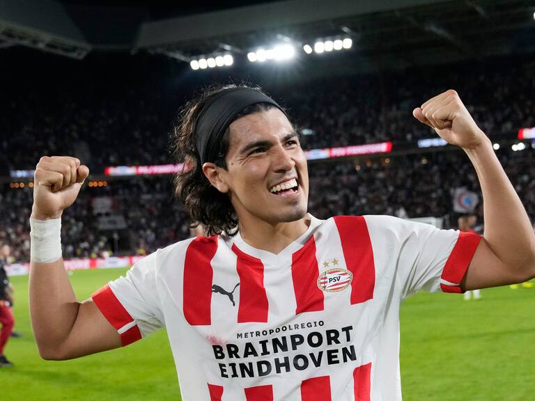 Erick Gutiérrez celebrando el pase del PSV