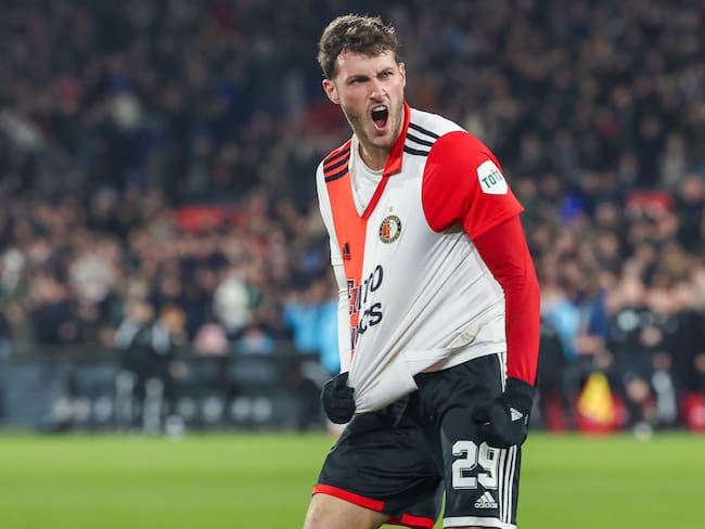 Santiago Giménez: la Lazio le echa el ojo al Bebote y ya tiene oferta en la mesa