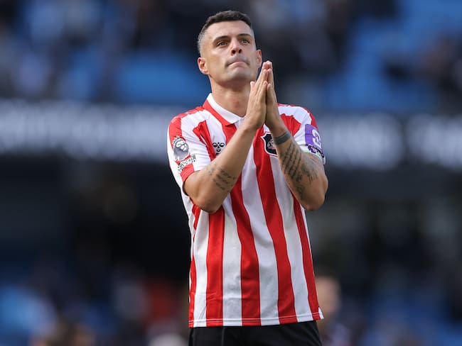Granit Xhaka multado por certificado falso de vacuna contra el COVID-19