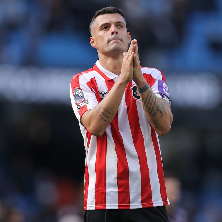 Granit Xhaka multado por certificado falso de vacuna contra el COVID-19