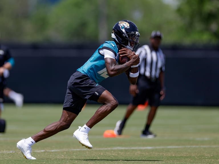 JACKSONVILLE, FL - MAY 19: Jacksonville Jaguars wide receiver Travis Hunter (12) runs with a ball during the Jacksonville Jaguars OTA on May 19, 2025 at Miller Electric Center in Jacksonville, Fl. (Photo by David Rosenblum/Icon Sportswire via Getty Images)
