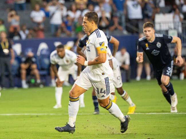 Chicharito hizo el ridículo, falló penal a lo panenka y se le van encima en redes