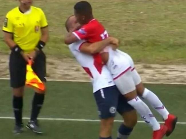 ¡"Rivales" se besan en pleno partido!