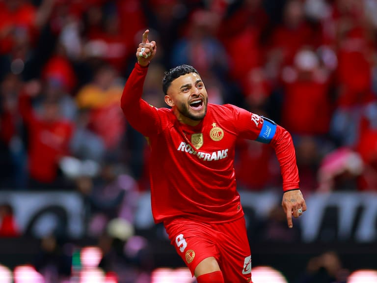 Alexis Vega sufre accidente por ir viendo el celular en la calle | VIDEO