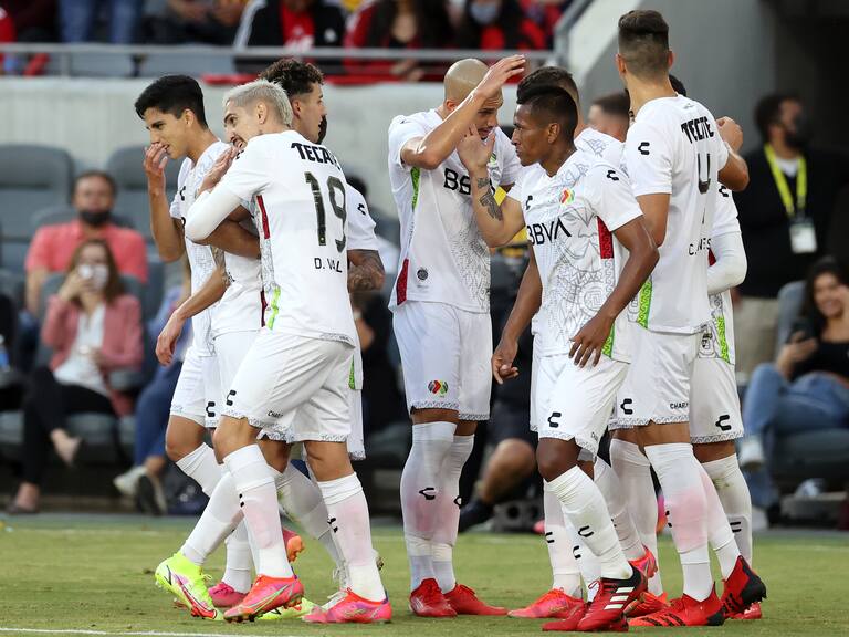 Julio Furch, Camilo Vargas, Julián Quiñones, Luis Chávez entre otros, fueron los encargados de presentar los uniformes