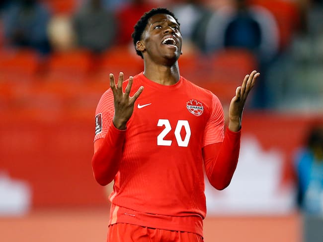 Jugador Canadiense anota gol y protesta contra Nike por el tema de los uniformes: VIDEO