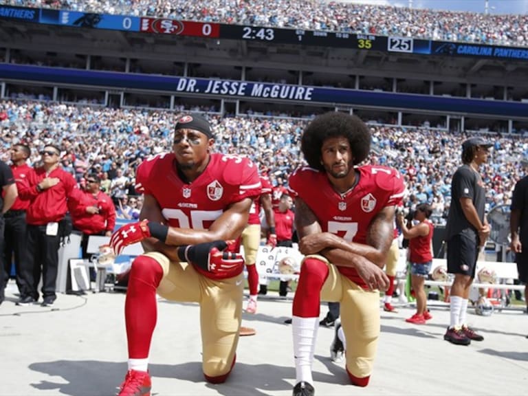 Colin Kaepernick se hinca durante el himno de E.U.. Foto: Getty Images