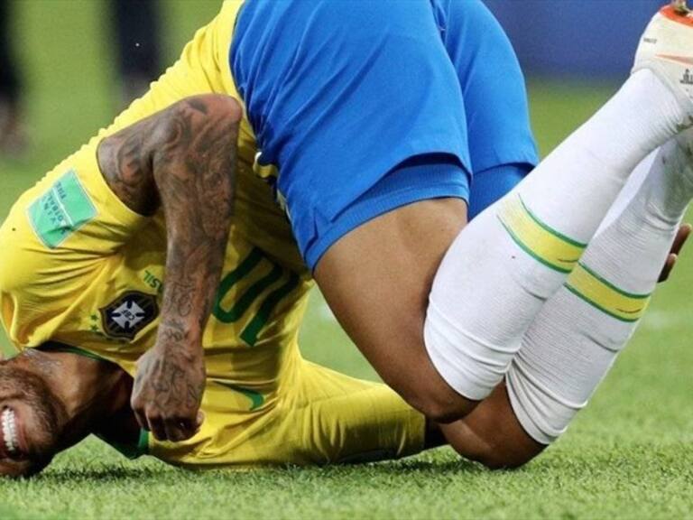 Neymar tras recibir una falta. Foto: W Deportes