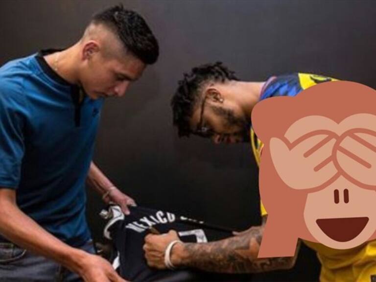 Edson Álvarez firmando una player a un jugador de los Nets. Foto: