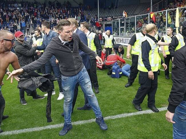 Barristas holandeses invaden el campo y atacan al rival