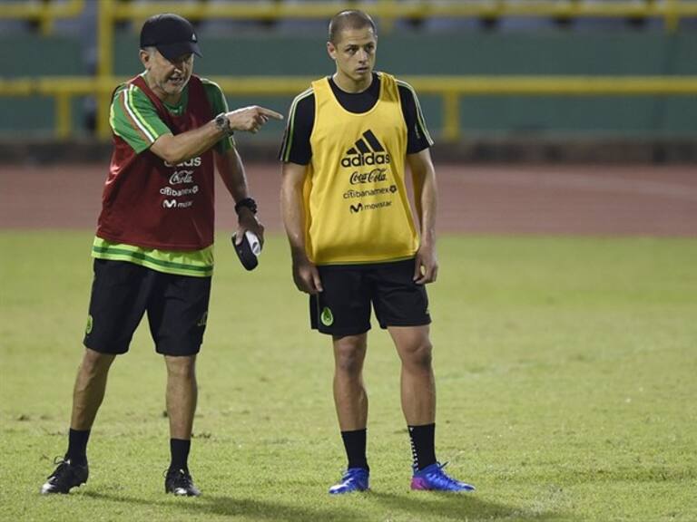 Juan Carlos Osorio y Javier Hernández. Foto: Getty Images