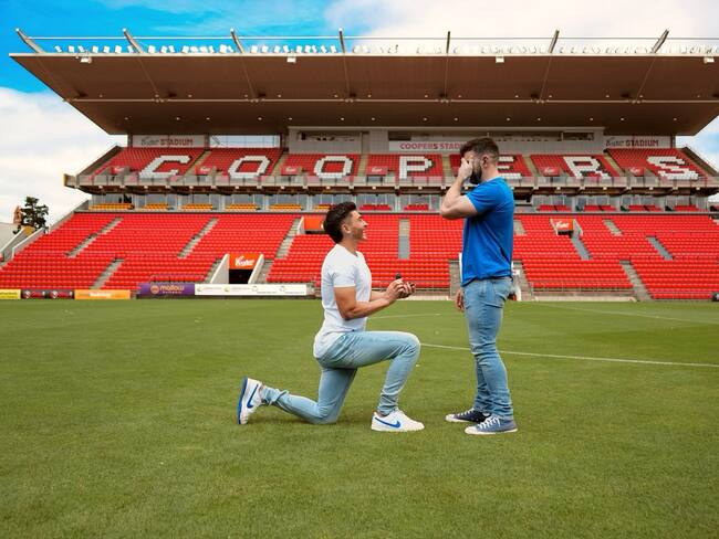 Joshua Cavallo, primer futbolista que se declaró homosexual, pide matrimonio a su novio