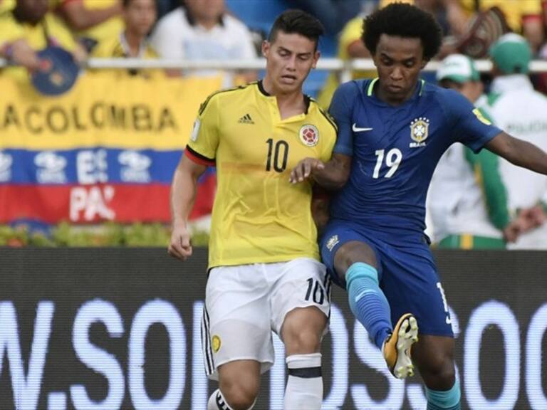 Jugadores disputan un balón. Foto: Getty Images