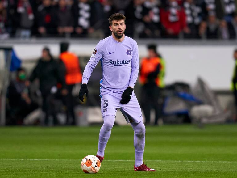 FRANKFURT AM MAIN, GERMANY - APRIL 07: Gerard Pique of FC Barcelona in action during the UEFA Europa League Quarter Final Leg One match between Eintracht Frankfurt and FC Barcelona at Football Arena Frankfurt on April 07, 2022 in Frankfurt am Main, Germany. (Photo by Pedro Salado/Quality Sport Images/Getty Images)