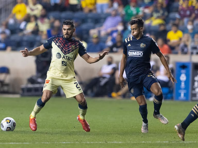 Henry Martín del Club América controla el balón ante Quinn Sullivan del Philadelphia Union.