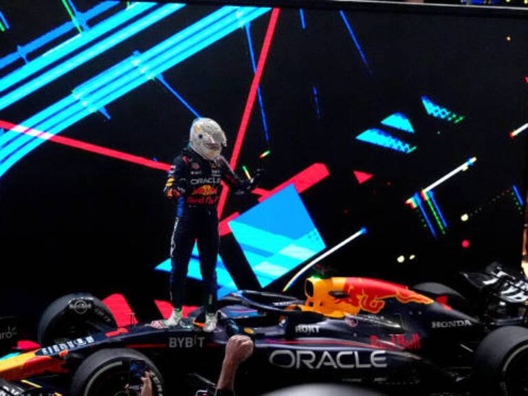 Max Verstappen conquistó el GP de Qatar; Checo Pérez abandonó la carrera cuando iba en quinto