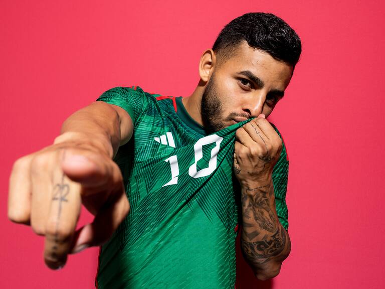 Alexis Vega rompe en llanto en el himno nacional mexicano