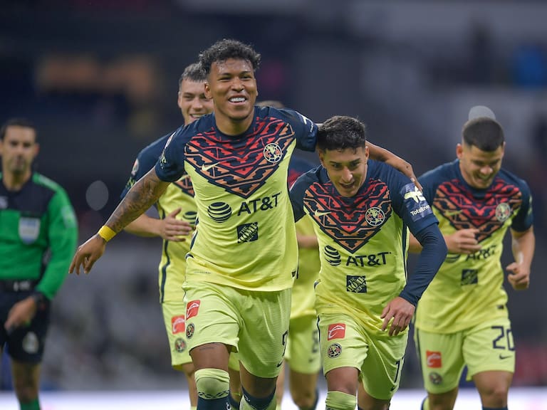 Alejandro Zendejas celebrates his goal 1-0 with Roger Martinez of America during the game America vs FC Juarez, corresponding to day 13 of the Torneo Clausura Grita Mexico C22 of Liga BBVA MX, at Azteca, on April 09, 2022.
<br><br>
Alejandro Zendejas celebra su gol 1-0 con Roger Martinez de America durante el partido America vs FC Juarez, correspondiente a la jornada 13 del Torneo Clausura Grita Mexico C22 de la Liga BBVA MX, en el Estadio Azteca, el 09 de Abril de 2022.
