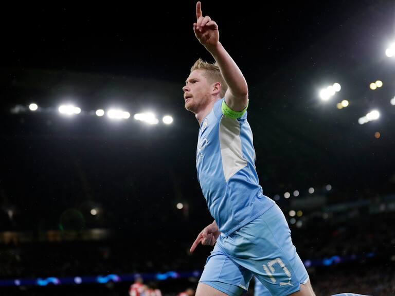 MANCHESTER, UNITED KINGDOM - APRIL 5: Kevin de Bruyne of Manchester City celebrates his 1-0 during the UEFA Champions League match between Manchester City v Atletico Madrid at the Etihad Stadium on April 5, 2022 in Manchester United Kingdom (Photo by David S. Bustamante/Soccrates/Getty Images)