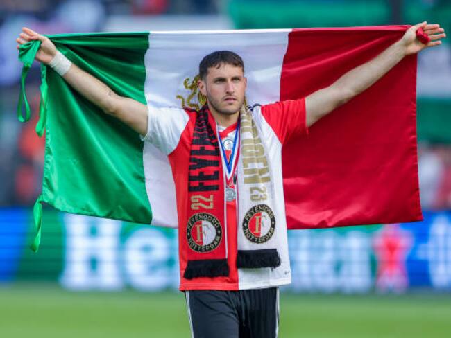 Santiago Giménez cerca del título de goleo