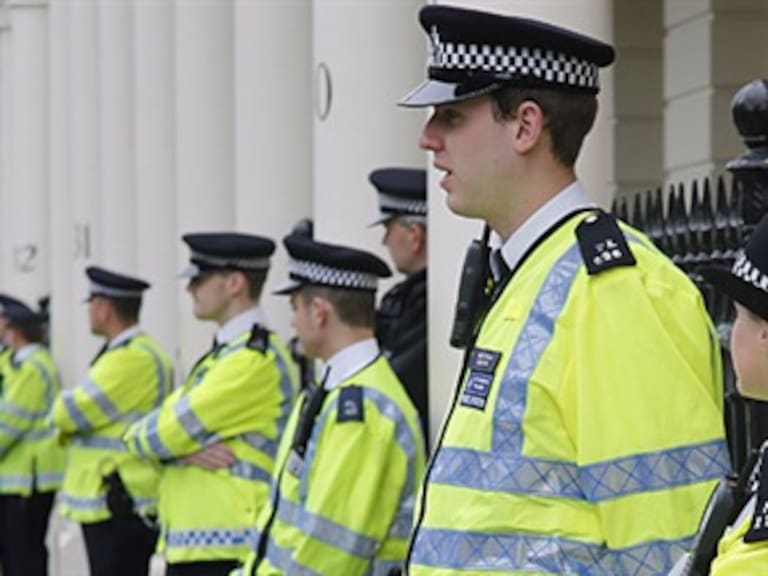 Policías británicos colaborarán en la seguridad de sus aficionados en Brasil
