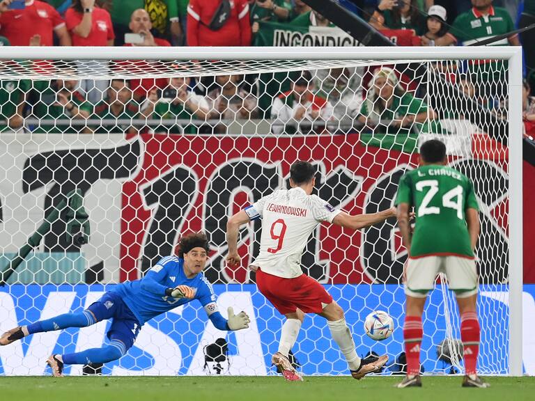 Guillermo Ochoa atajó un penal contra Lewandowski