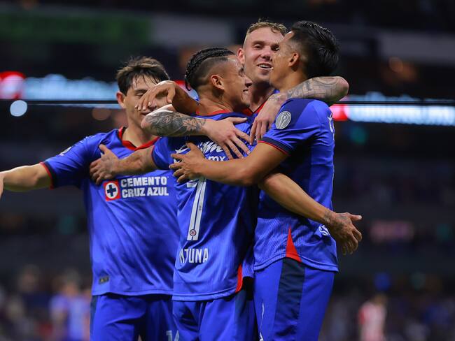 Cruz Azul aplasta a Chivas en la cancha del Estadio Azteca