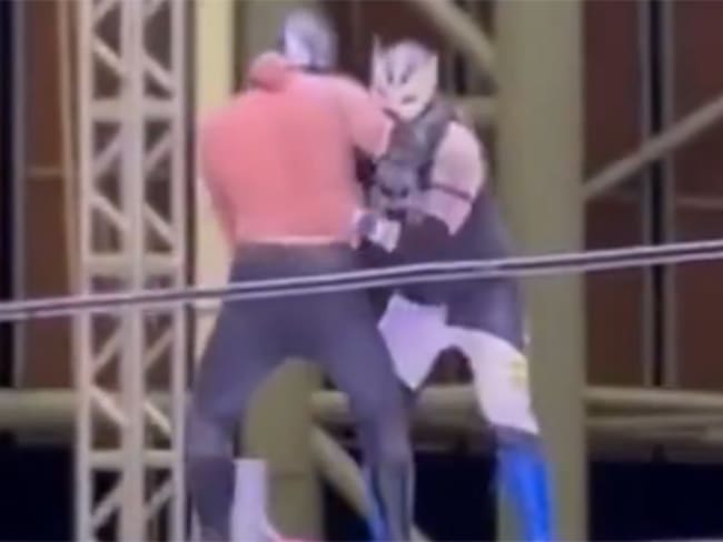 Luchador Misterius sufre terrible accidente en el ring; está en riesgo de quedar paralítico