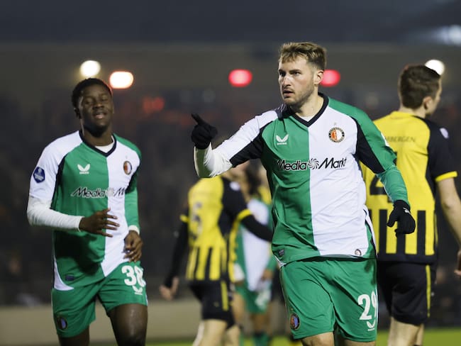 Santiago Giménez marca doblete en la Copa de Países Bajos