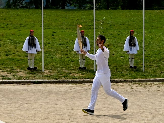 La Antorcha Olímpica enciende su llama y emprende su aventura hacia París