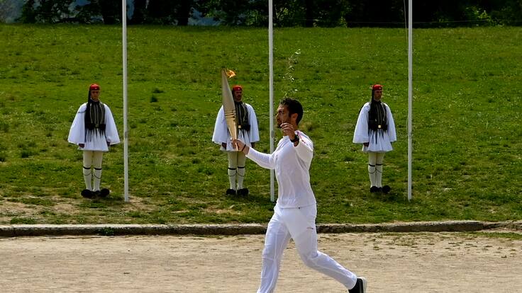 La Antorcha Olímpica enciende su llama y emprende su aventura hacia París