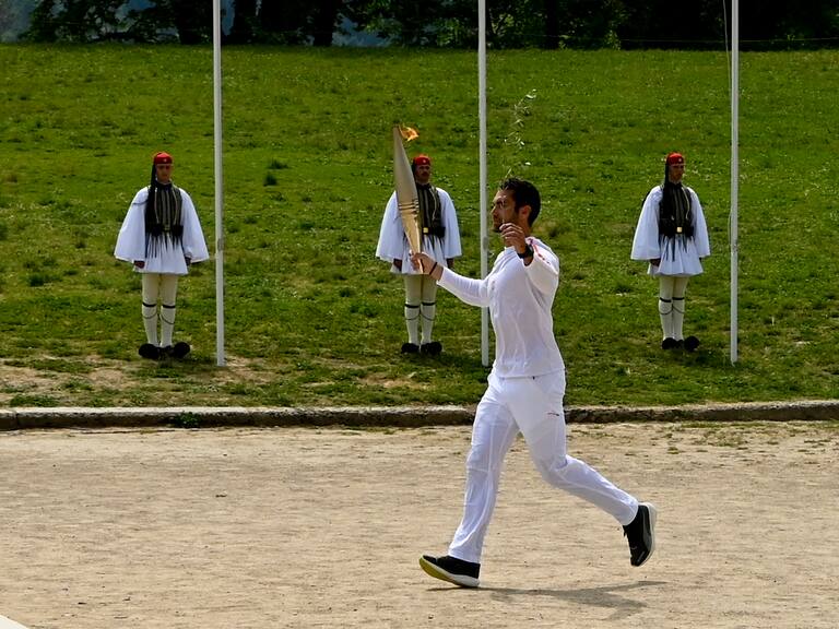 La Antorcha Olímpica enciende su llama y emprende su aventura hacia París