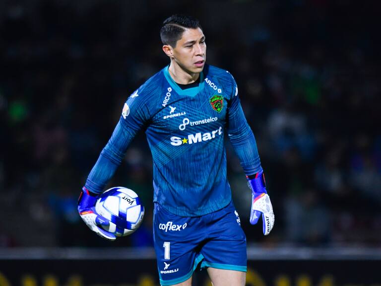 CIUDAD JUAREZ, MEXICO - FEBRUARY 18: Hugo Gonzalez, goalkeeper of Juarez, looks on during the 6th round match between FC Juarez and Santos Laguna as part of the Torneo Grita Mexico C22 Liga MX at Olimpico Benito Juarez on February 18, 2022 in Ciudad Juarez, Mexico. (Photo by Alejandro Rodriguez/Jam Media/Getty Images)