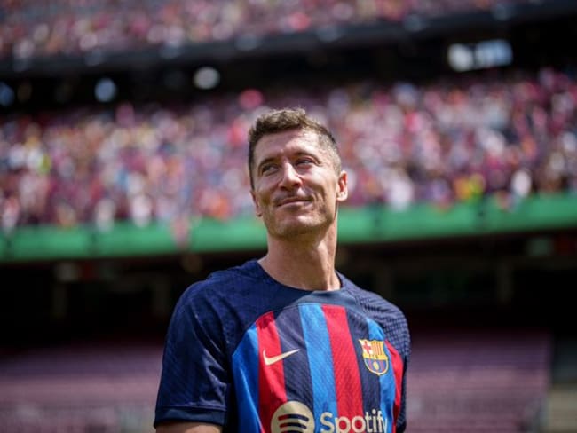 Robert Lewandowski, presentado en el Camp Nou ante 50 mil personas