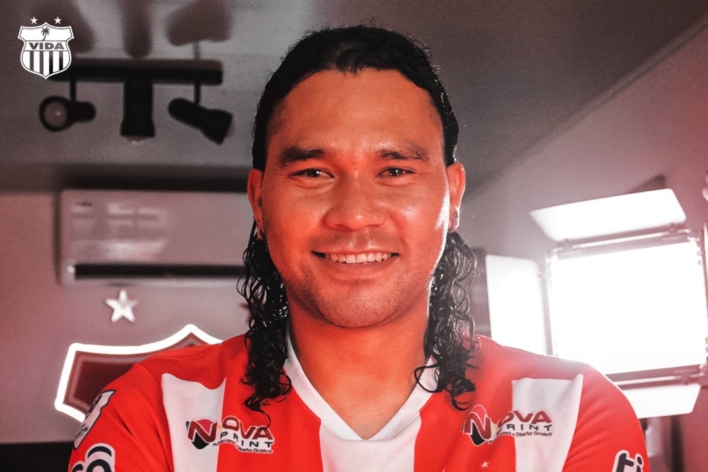 ¡De nuevo en problemas! Carlos “Gullit” Peña fue despedido del Club Vida de Honduras