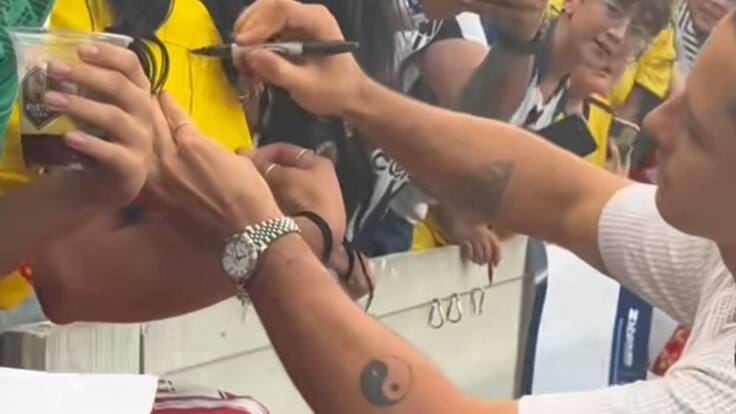 ¡Increíble! Chicharito Hernández firma playera del América tras la Final de la Leagues Cup