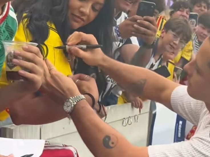 ¡Increíble! Chicharito Hernández firma playera del América tras la Final de la Leagues Cup